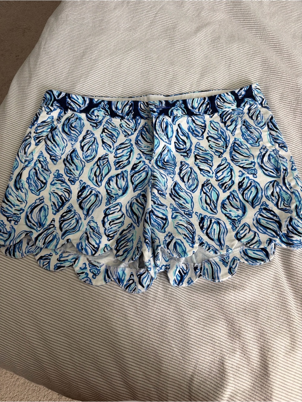 Lilly Pulitzer buttercup shorts size 10 EIC sought after print